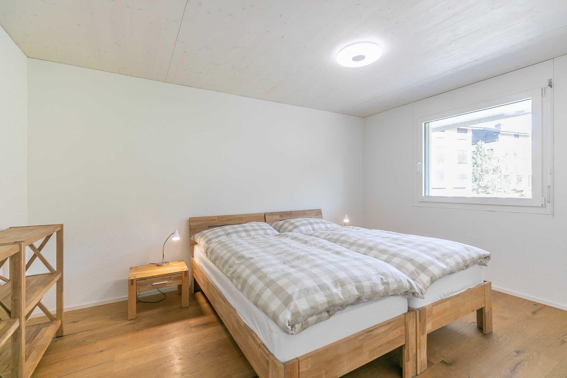 Helles Schlafzimmer mit Doppelbett
