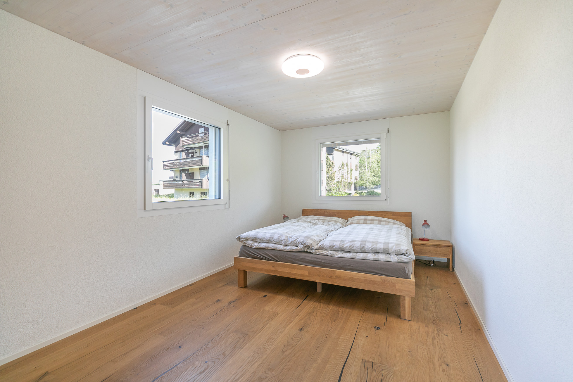 Helles Schlafzimmer mit Holzoptik