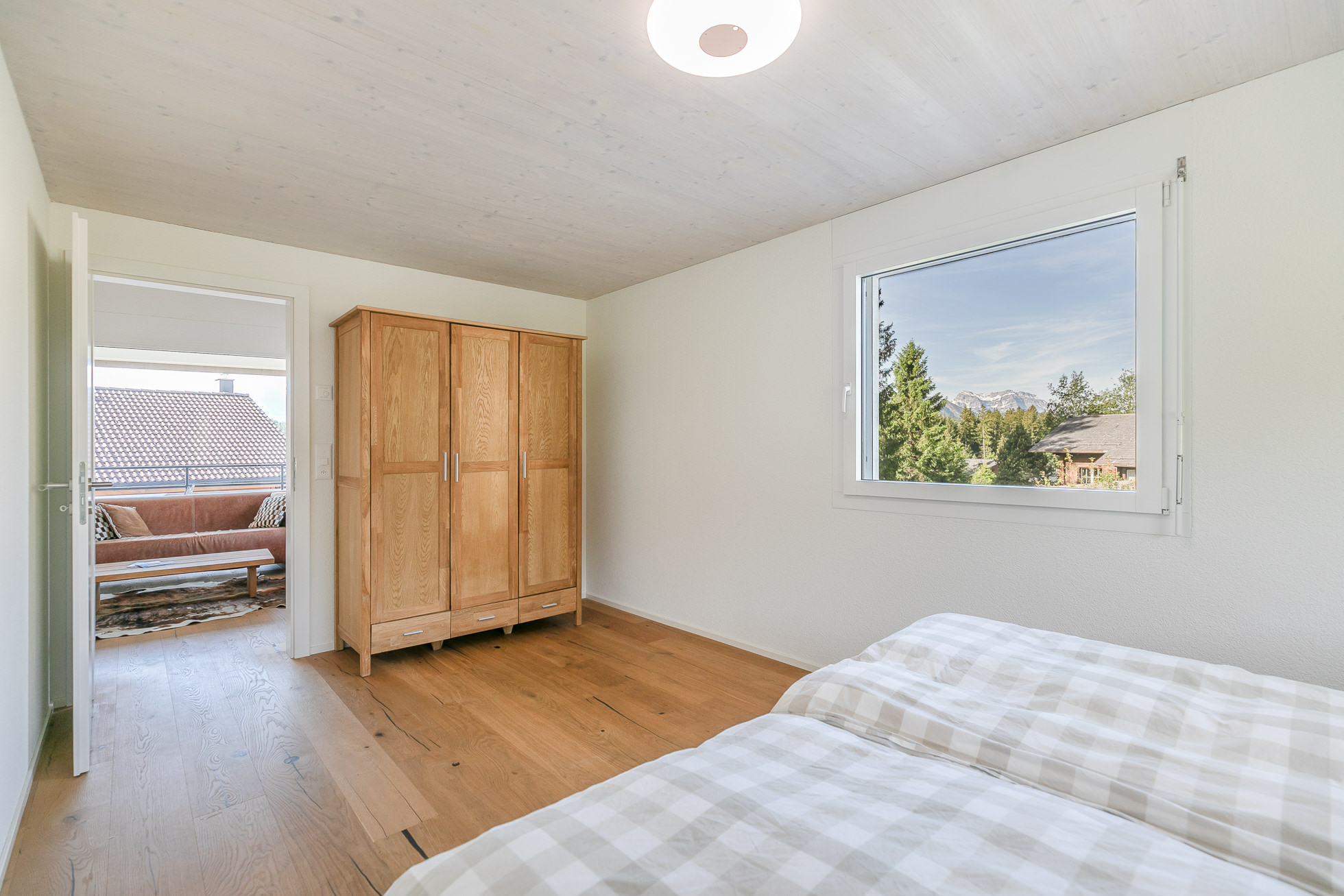 Helles Schlafzimmer mit Bergblick
