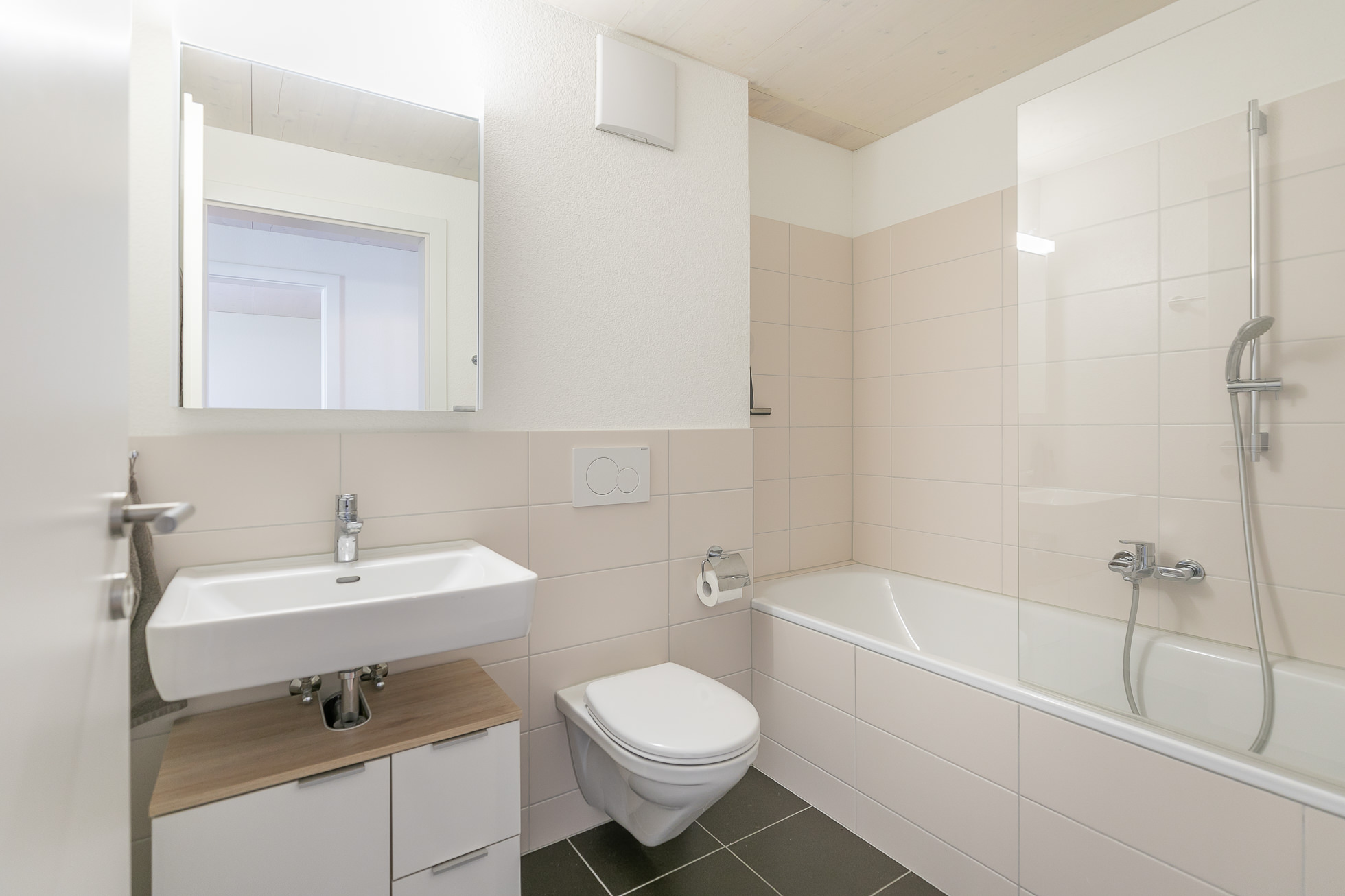 Modernes Badezimmer mit Badewanne und Dusche