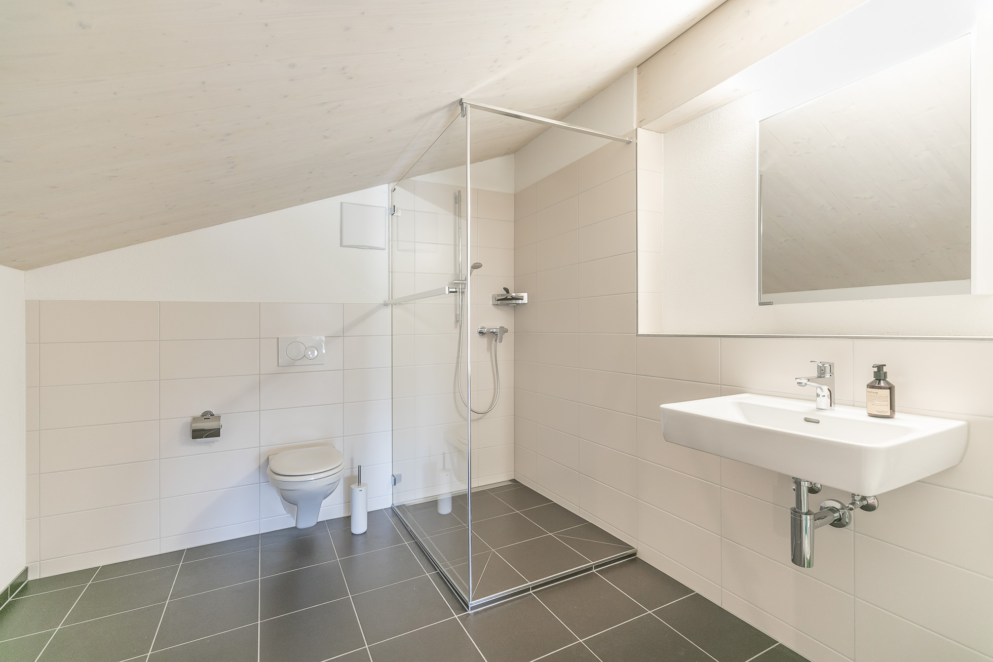 Modernes Dachgeschossbad mit Dusche und WC