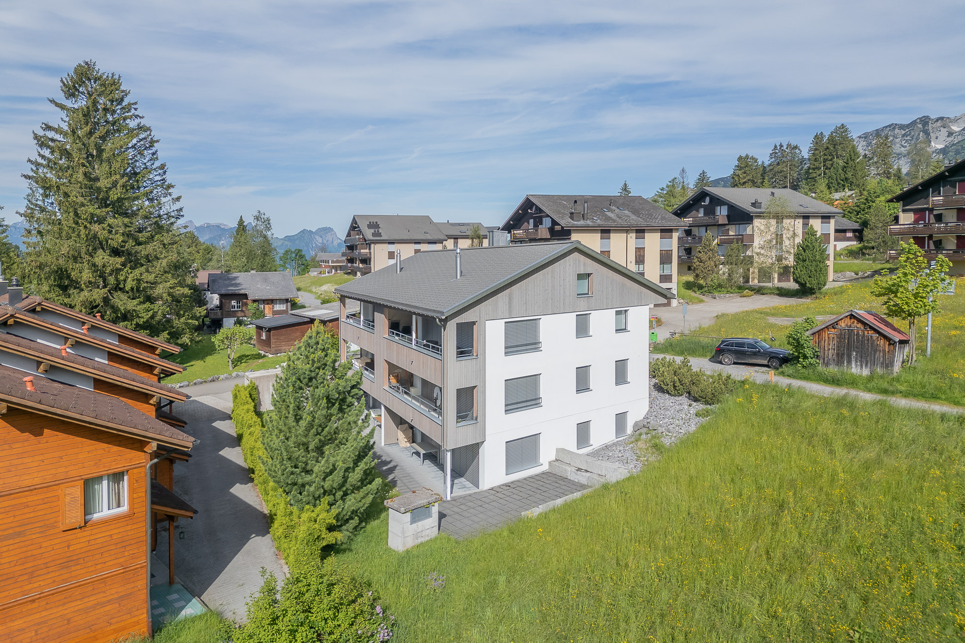 Alpine Wohnanlage mit Bergblick