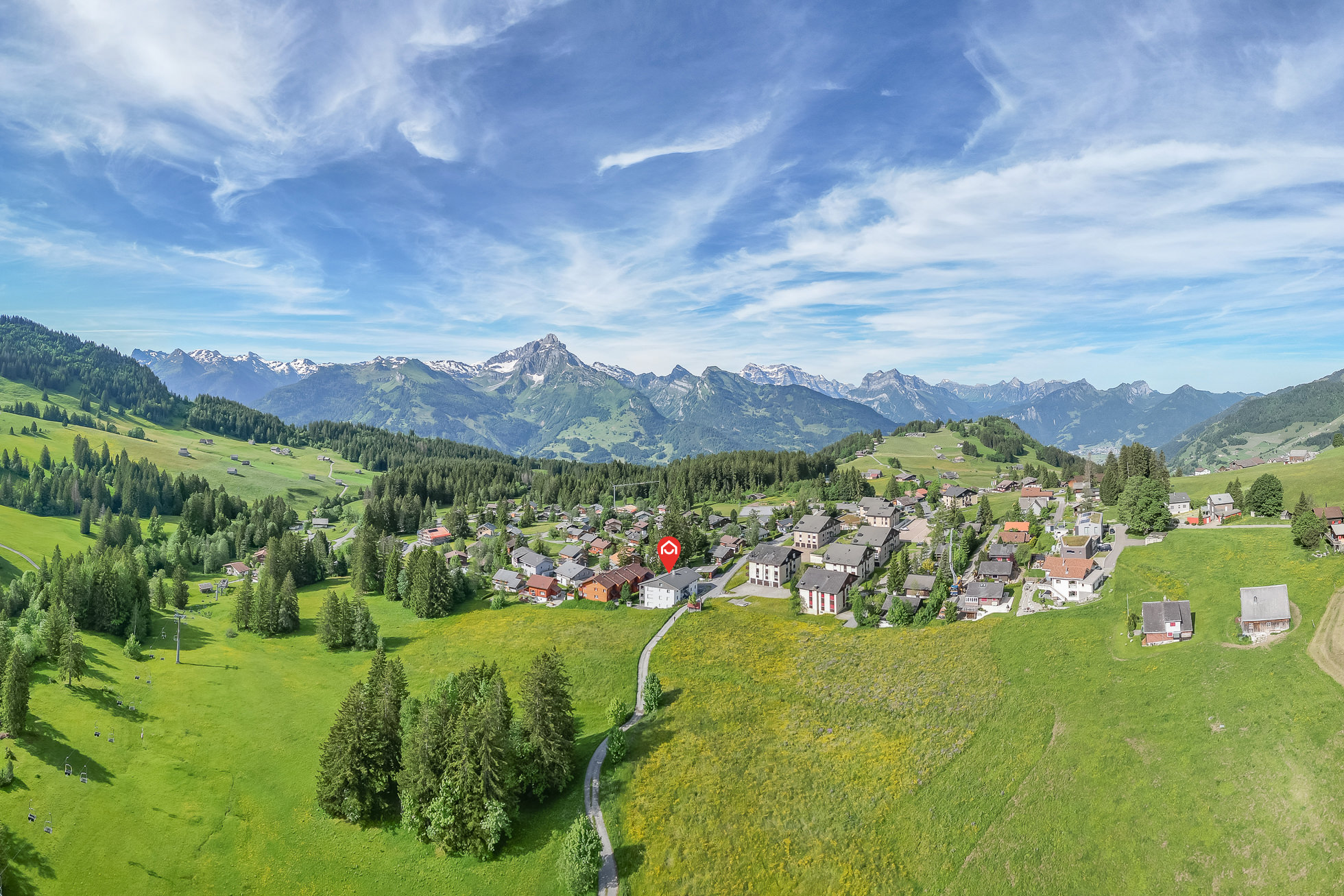 Alpenlandschaft mit Dorf aus der Luft