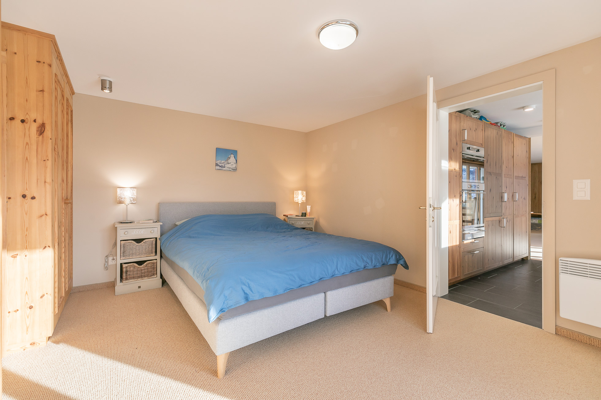 Helles Schlafzimmer mit Holz- und Naturtönen