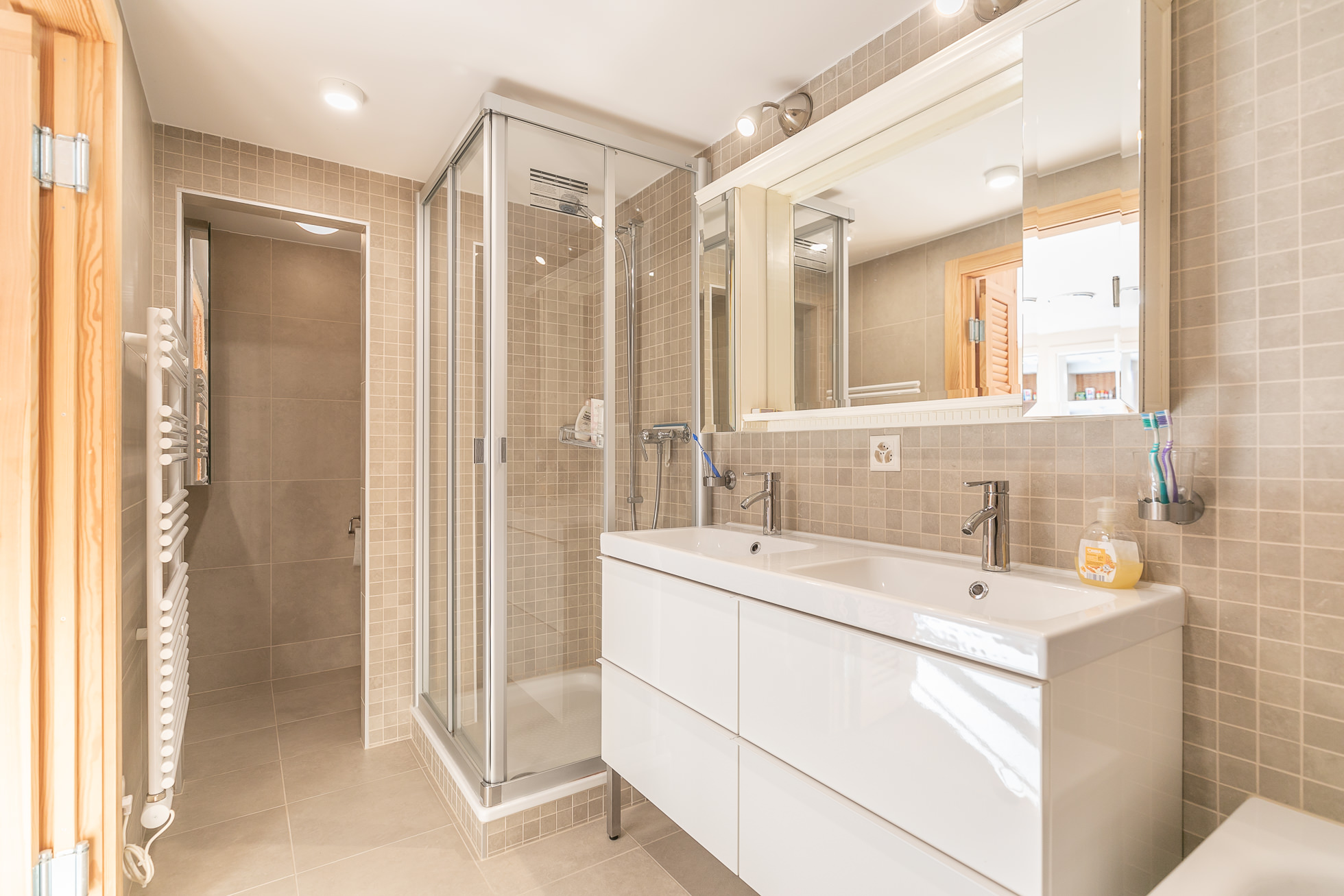 Modernes Badezimmer mit Dusche und Doppelwaschtisch