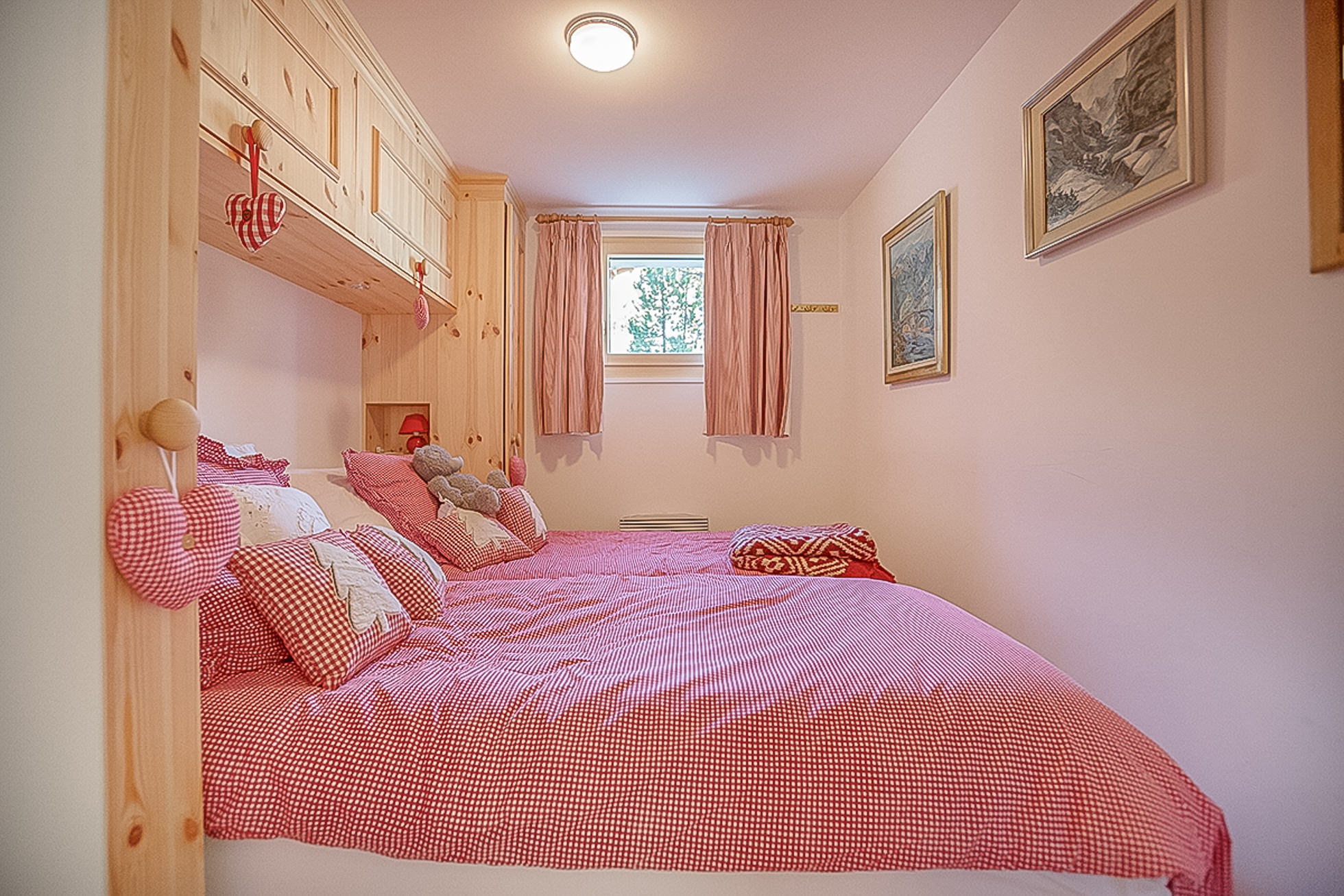 Gemütliches Schlafzimmer mit Doppelbett und Holzstauraum