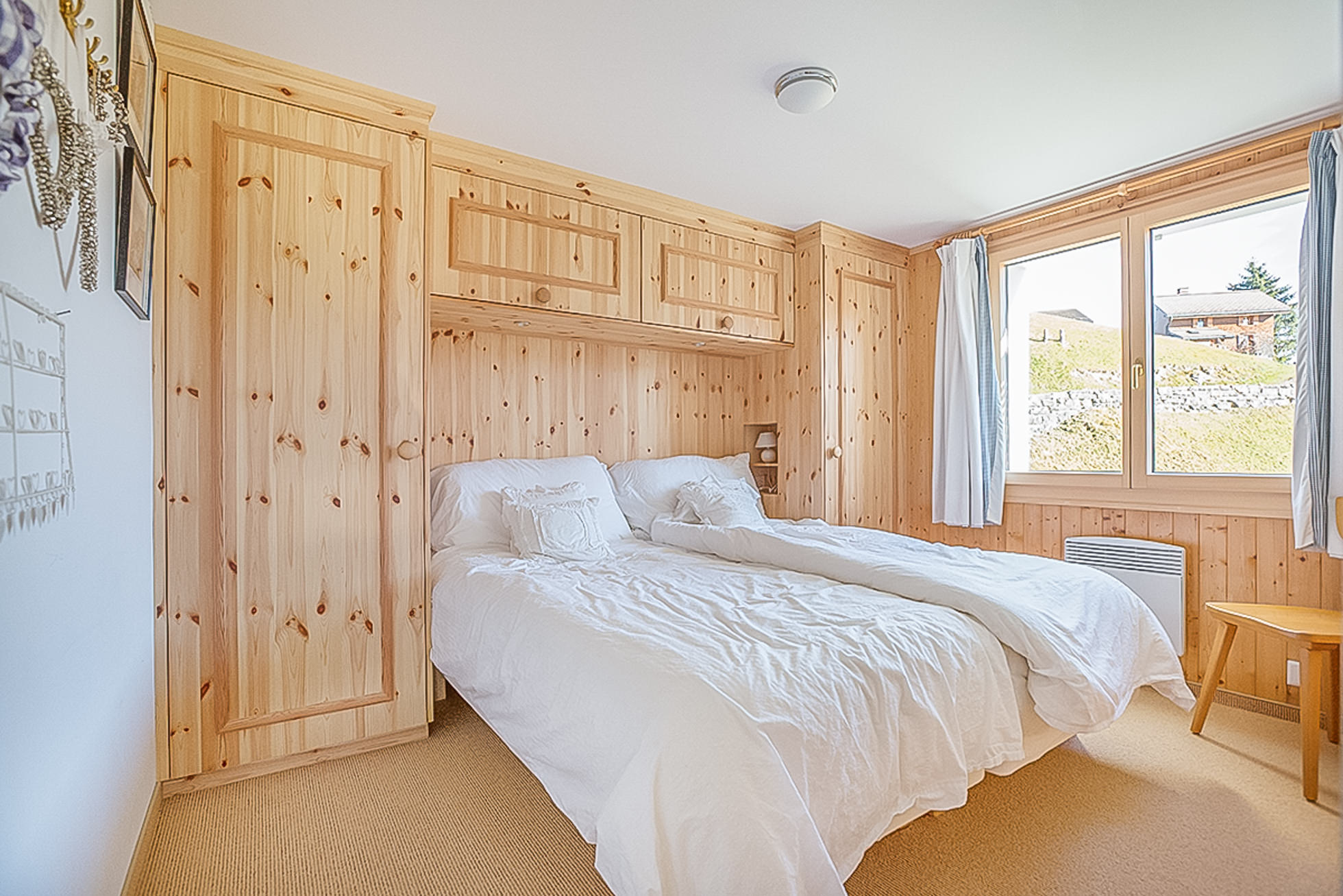 Helles Holzschlafzimmer mit Einbauschränken