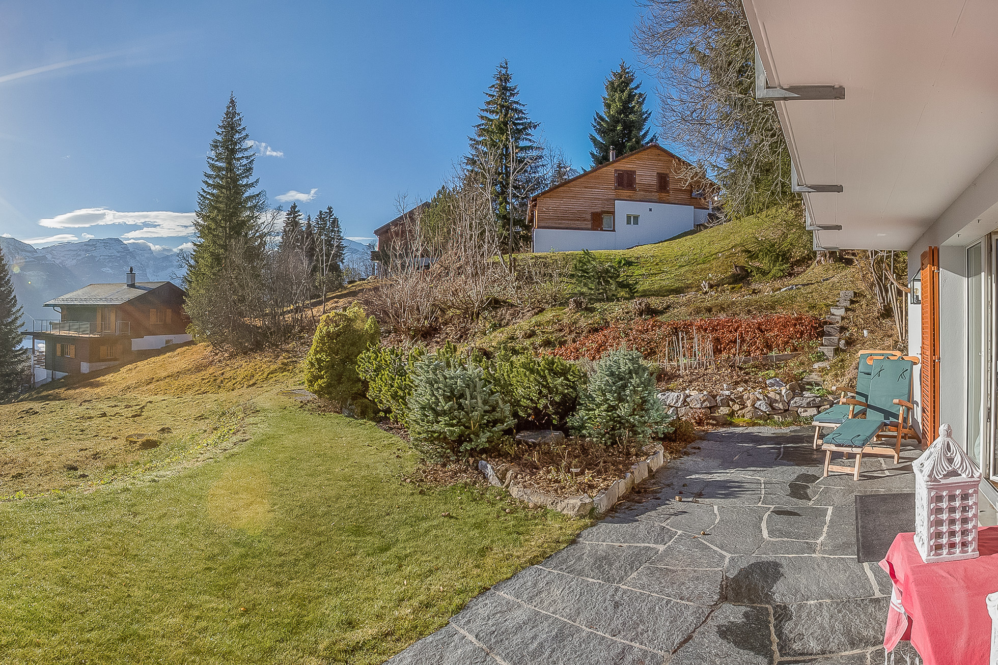 Alpen-Terrasse mit Garten und Bergblick