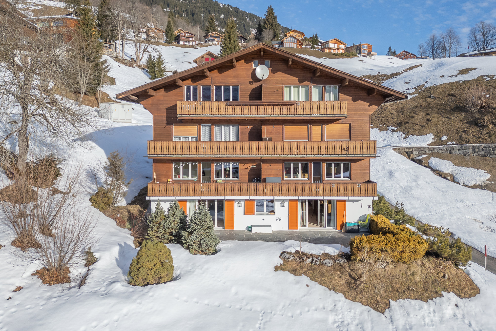 Alpines Chalet mit Balkonen im Schnee