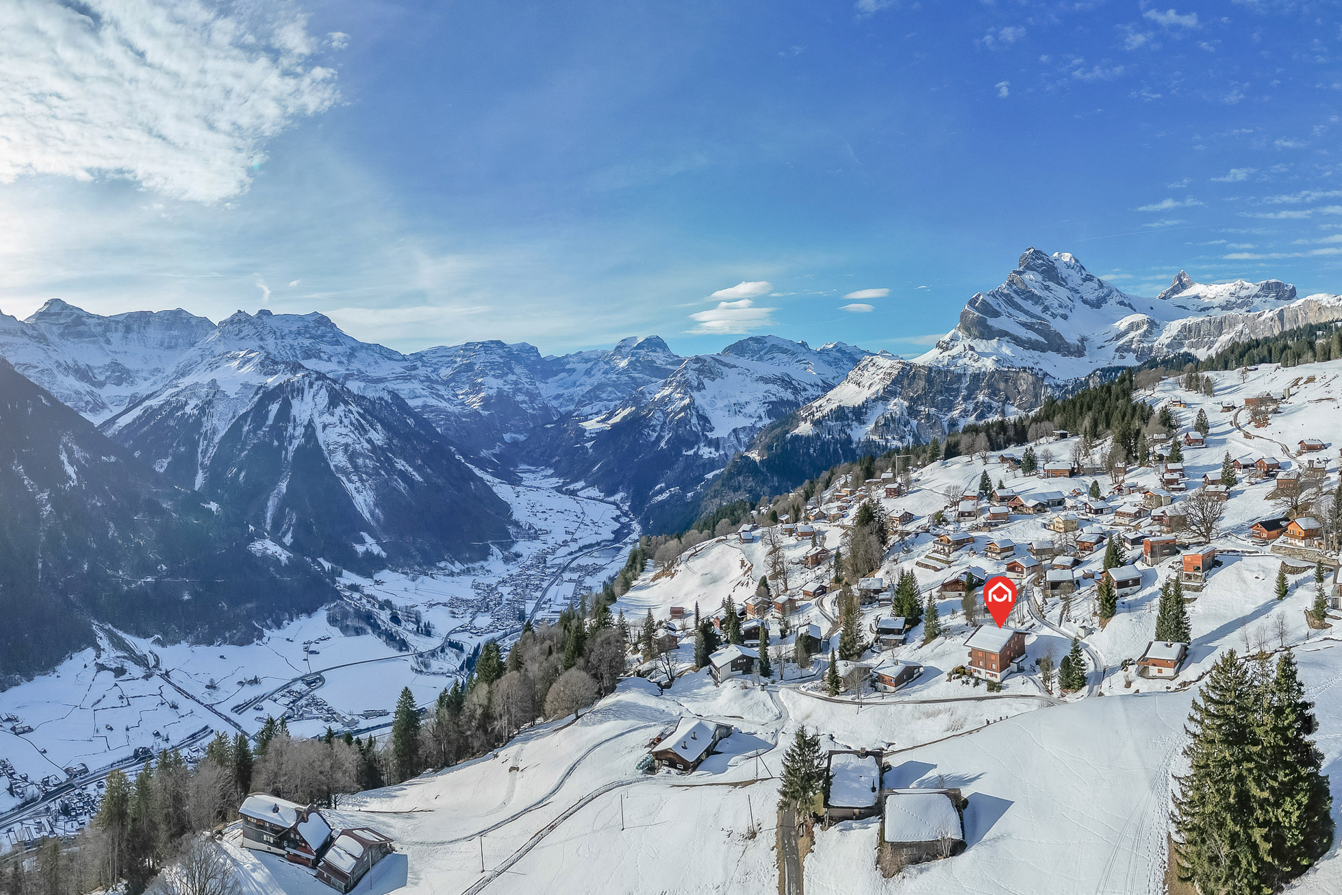 Bergpanorama mit verschneitem Dorf