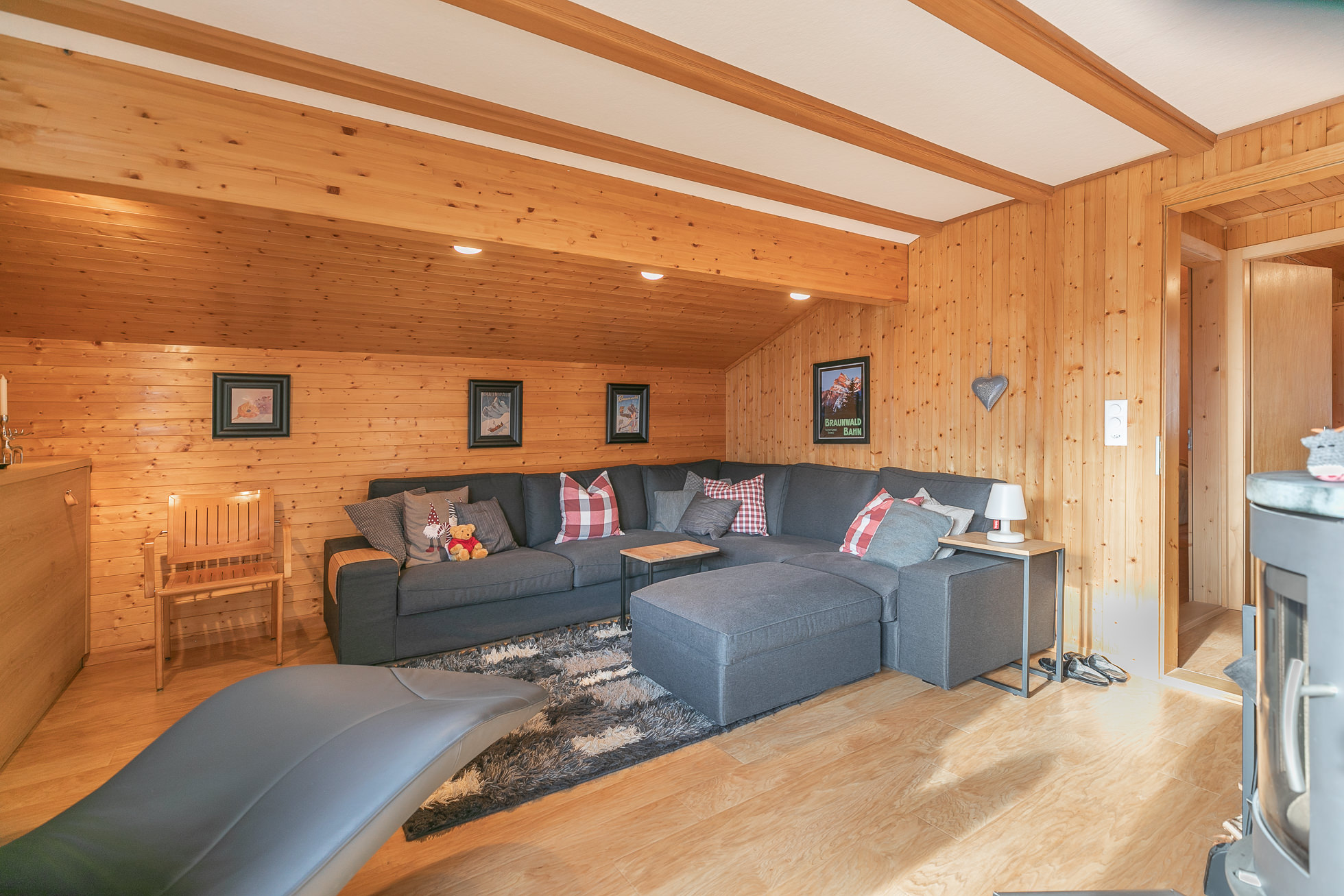Gemütliches Holz-Wohnzimmer mit Ecksofa