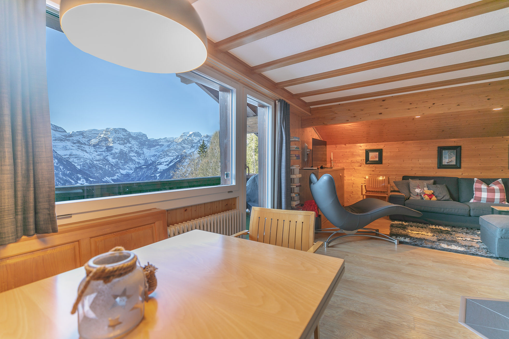 Gemütliches alpines Wohnzimmer mit Bergblick