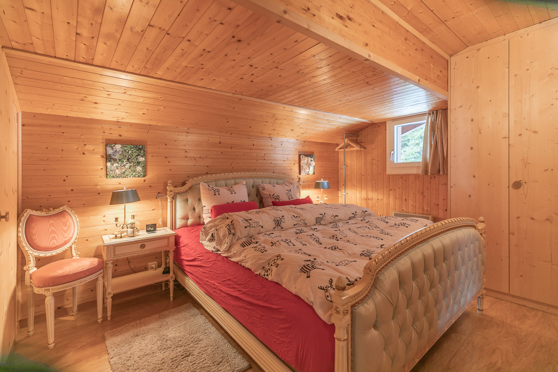 Gemütliches Schlafzimmer im Holzinterieur