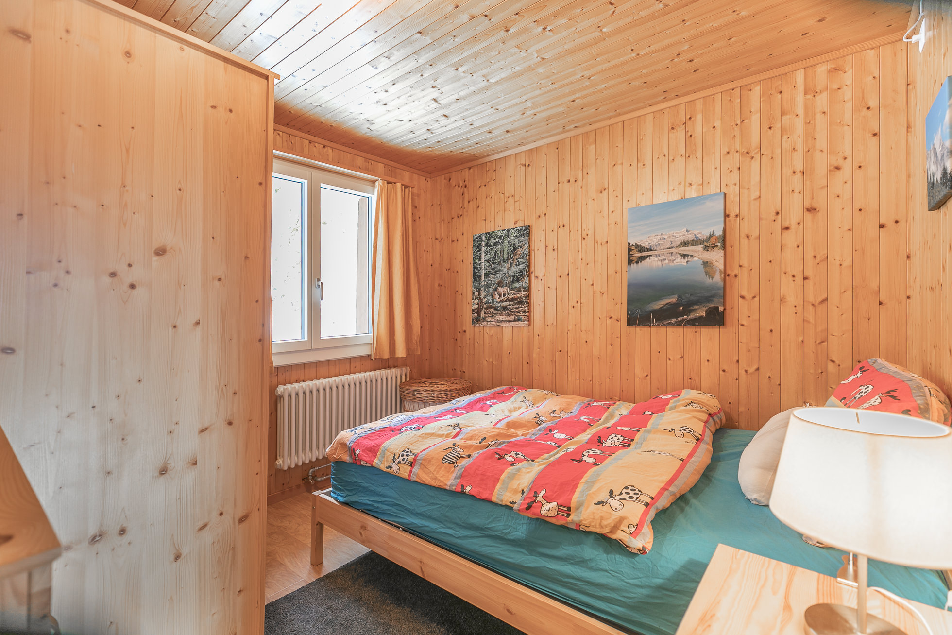Gemütliches Holz-Schlafzimmer