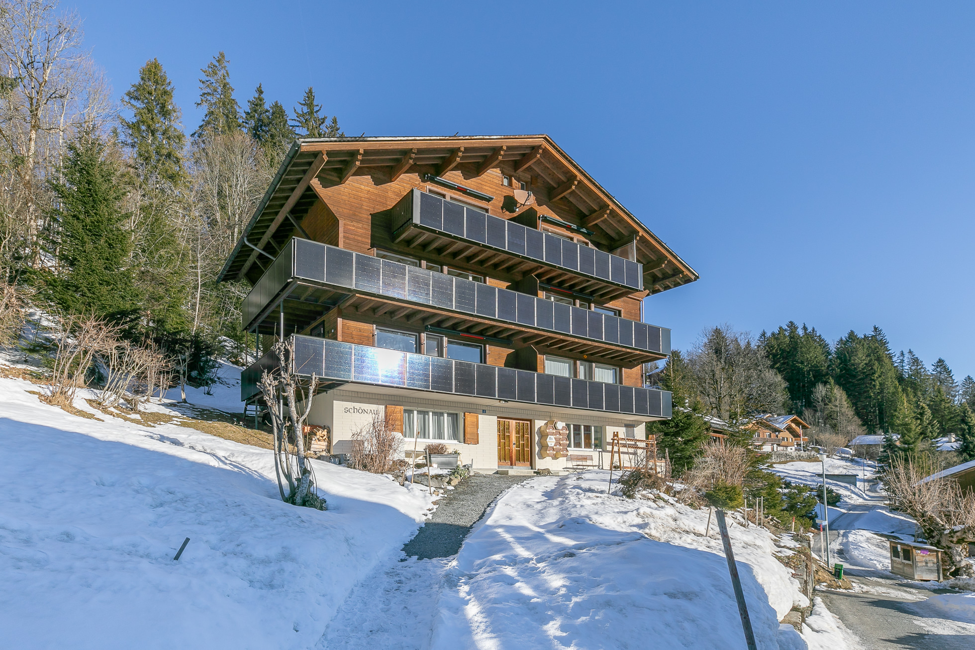 Alpenchalet mit großen Balkonen