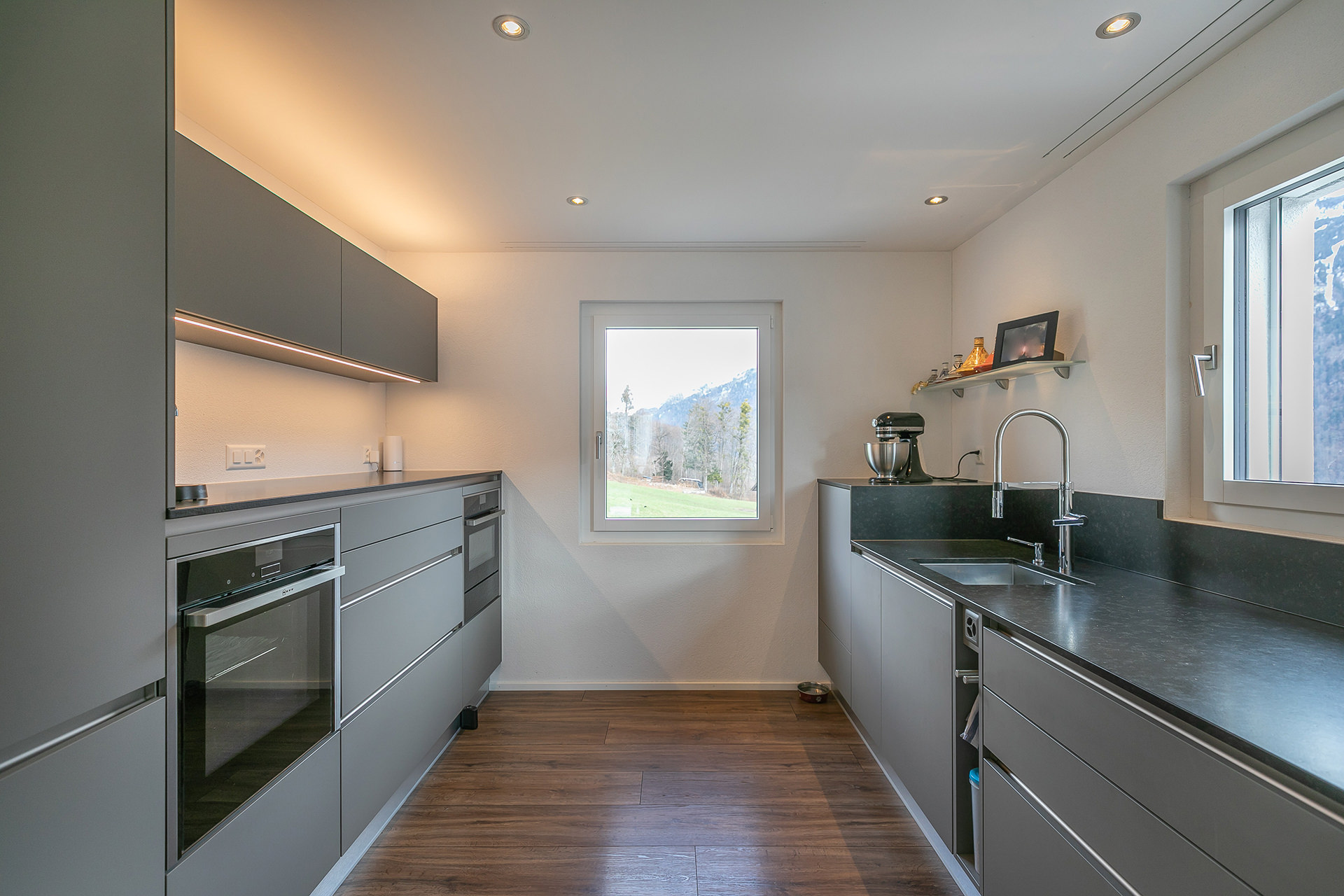 Moderne, schmale Küche mit Bergblick
