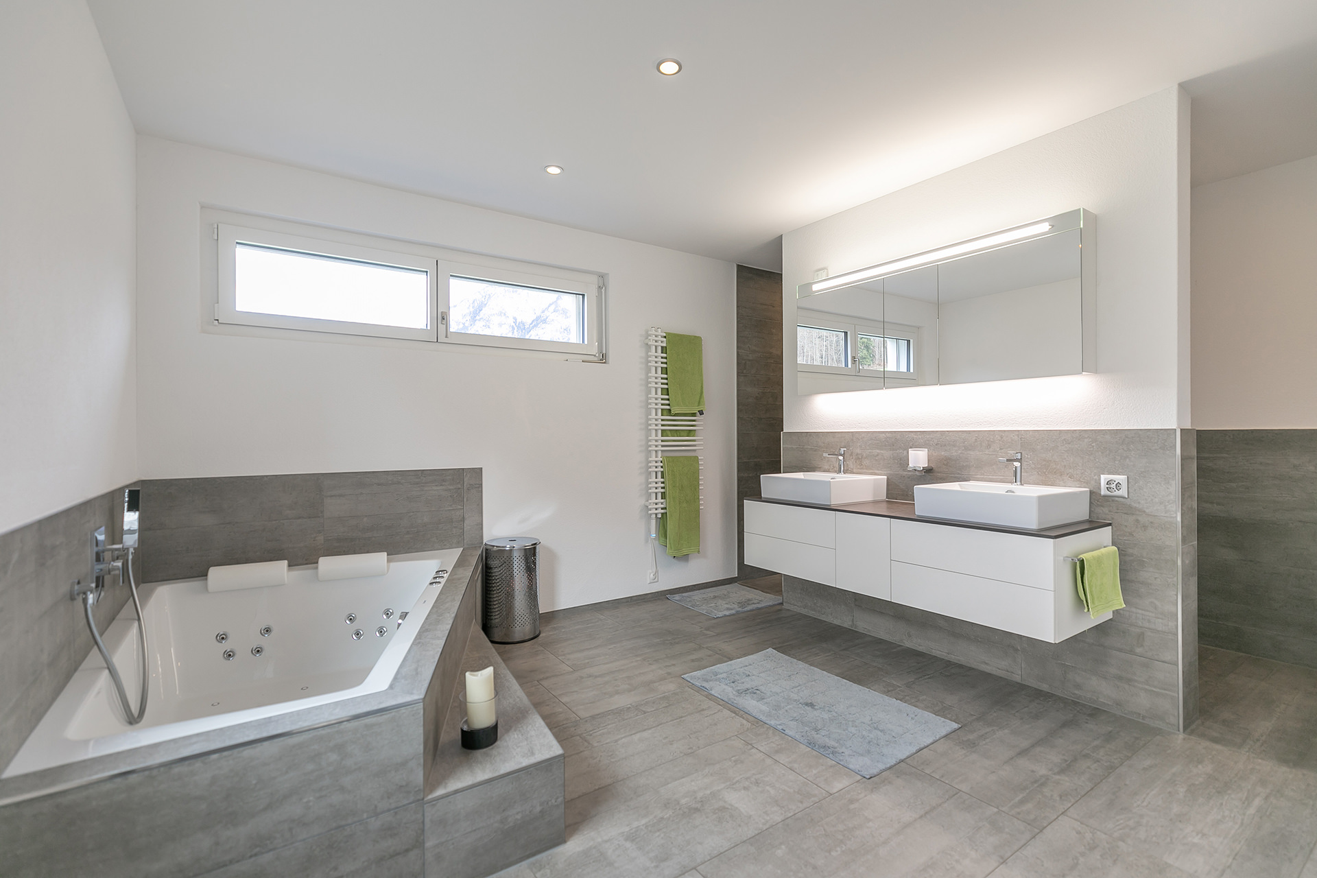 Modernes Badezimmer mit Whirlpool und Doppelwaschtisch