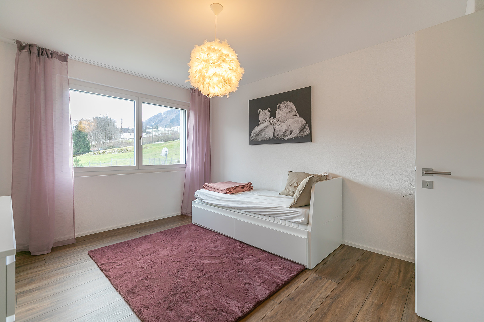 Helles Schlafzimmer mit Blick ins Grüne