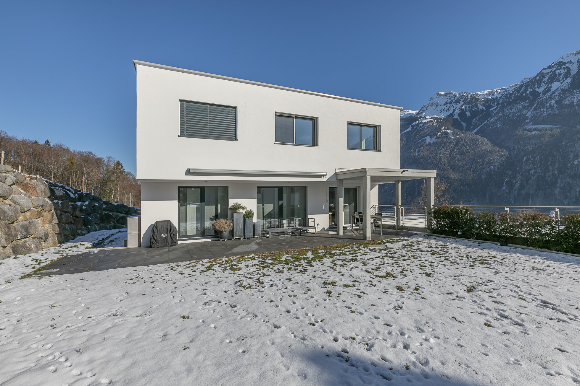 Modernes Einfamilienhaus mit Bergblick