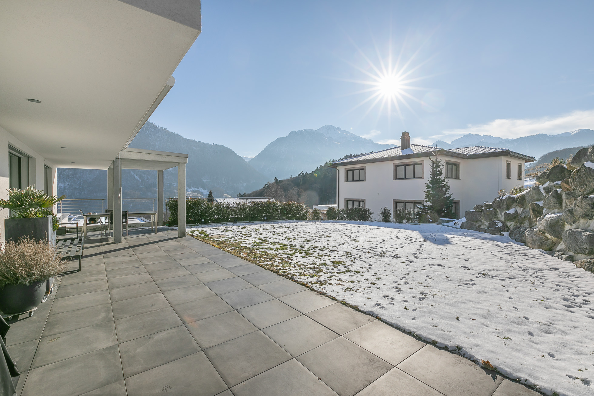 Bergterrasse mit Wintergartenblick
