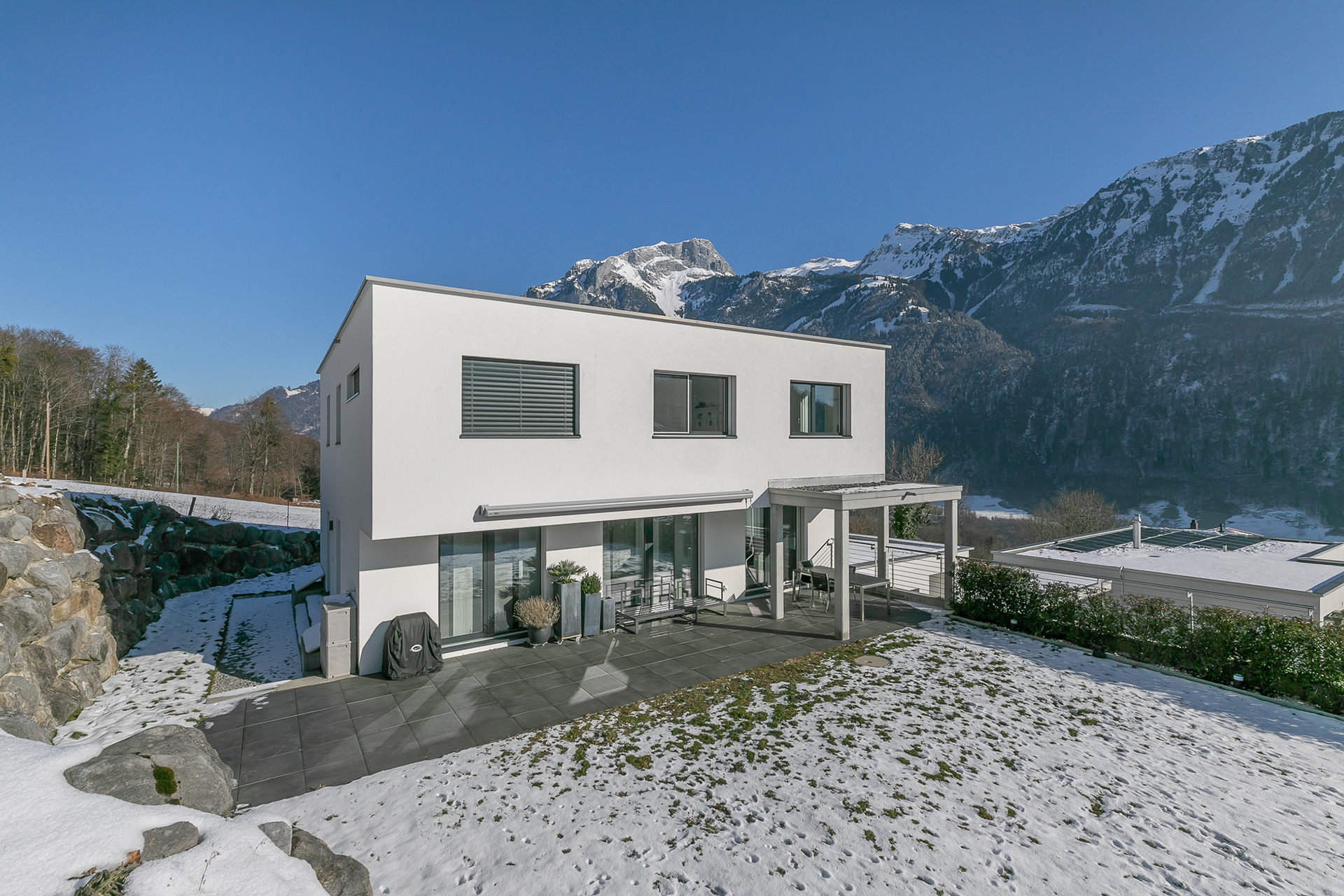 Modernes Haus mit Bergblick