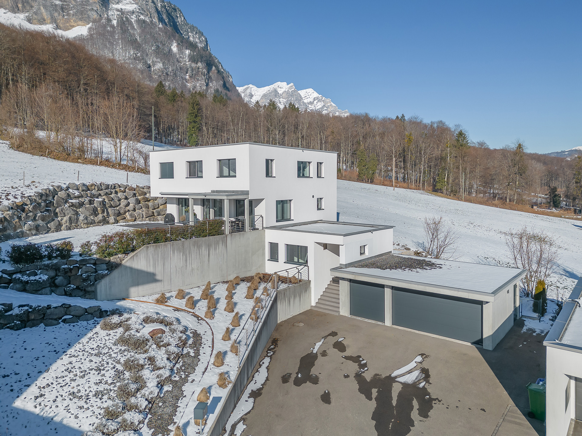 Modernes Haus in verschneiter Berglage