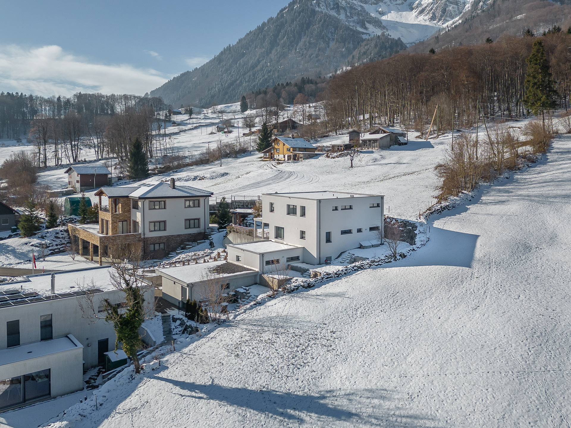 Schneebedeckte Berglandschaft mit Wohnhäusern
