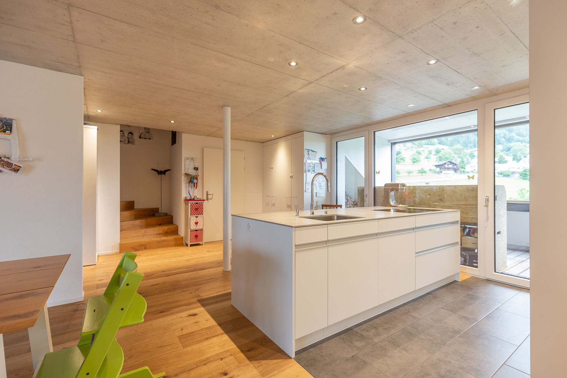 Offener Küchen- und Wohnbereich mit Beton-Decke