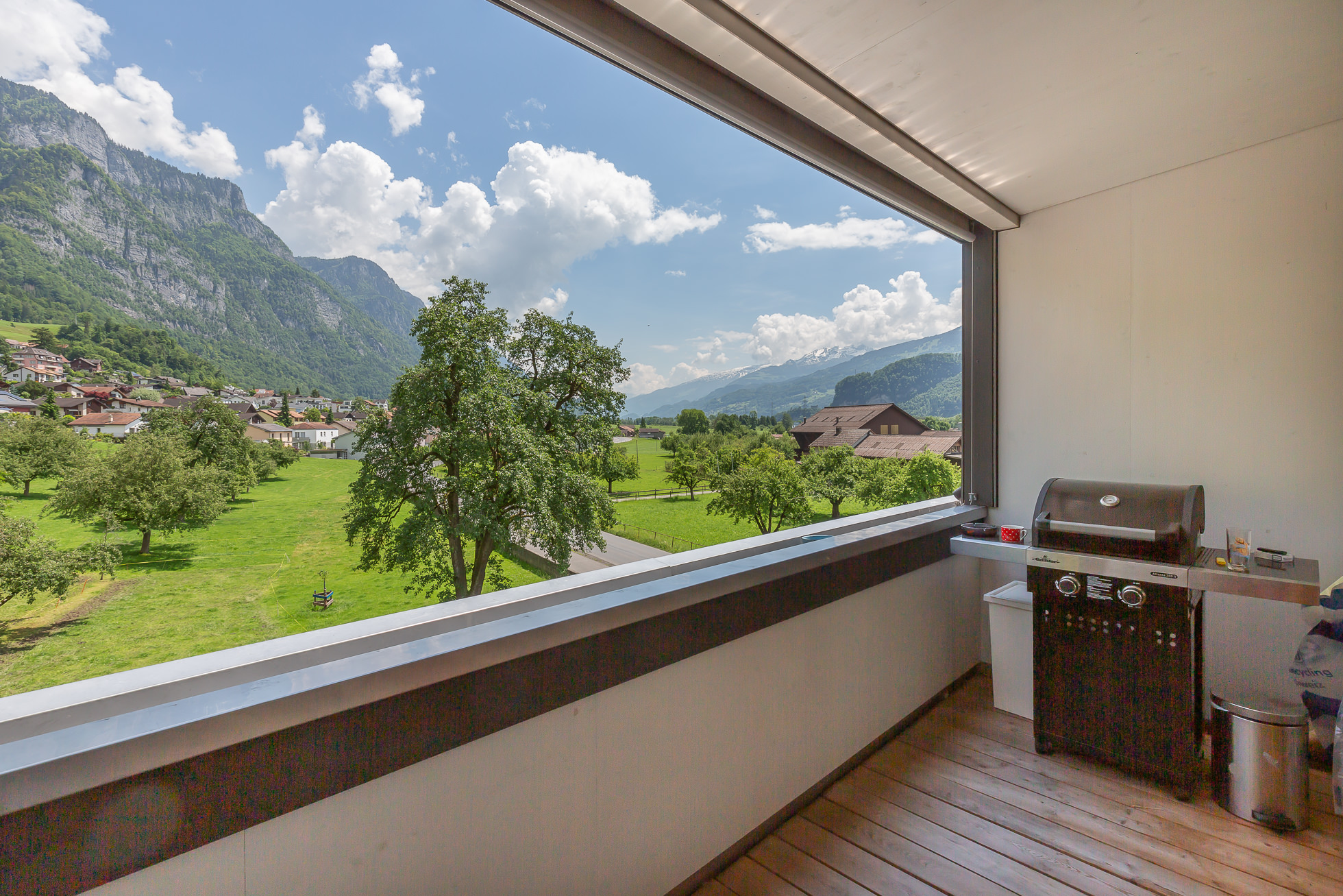 Balkon mit Grill und Bergblick