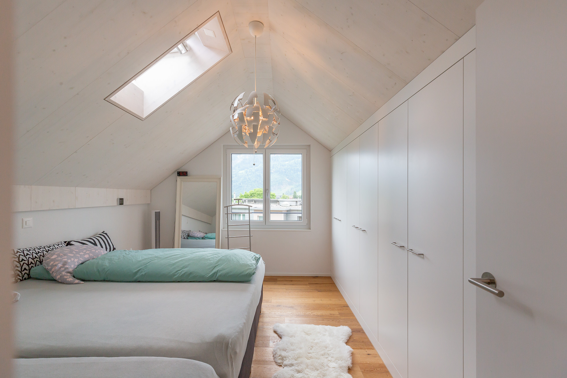 Helles Dachgeschoss-Schlafzimmer