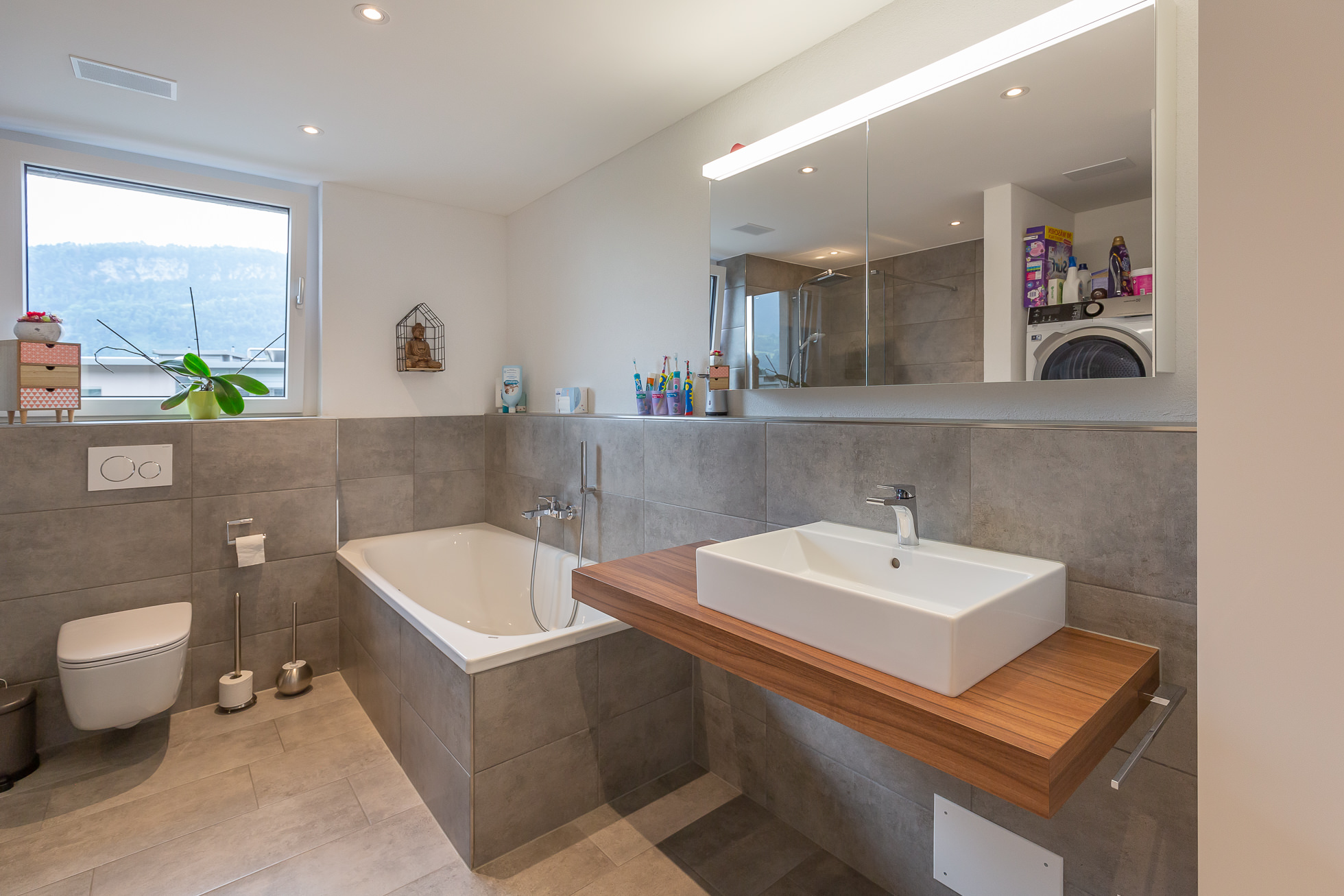 Modernes Badezimmer mit Badewanne und Waschplatz