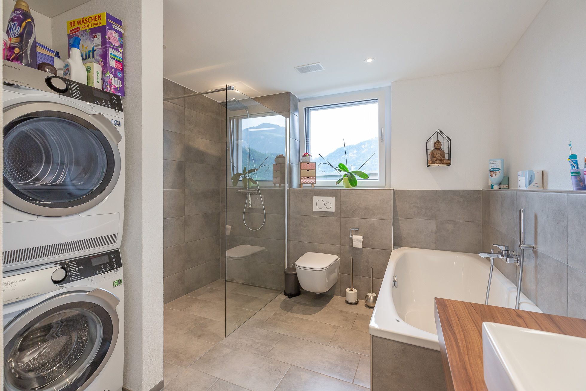 Modernes Bad mit Badewanne und Dusche