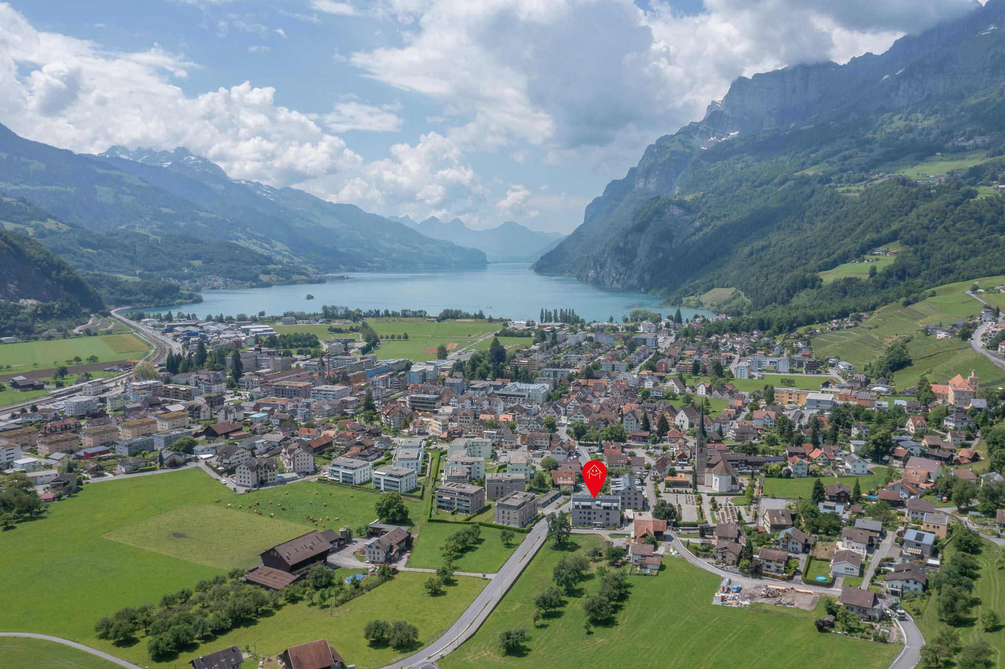 Panoramablick über See und Bergtal
