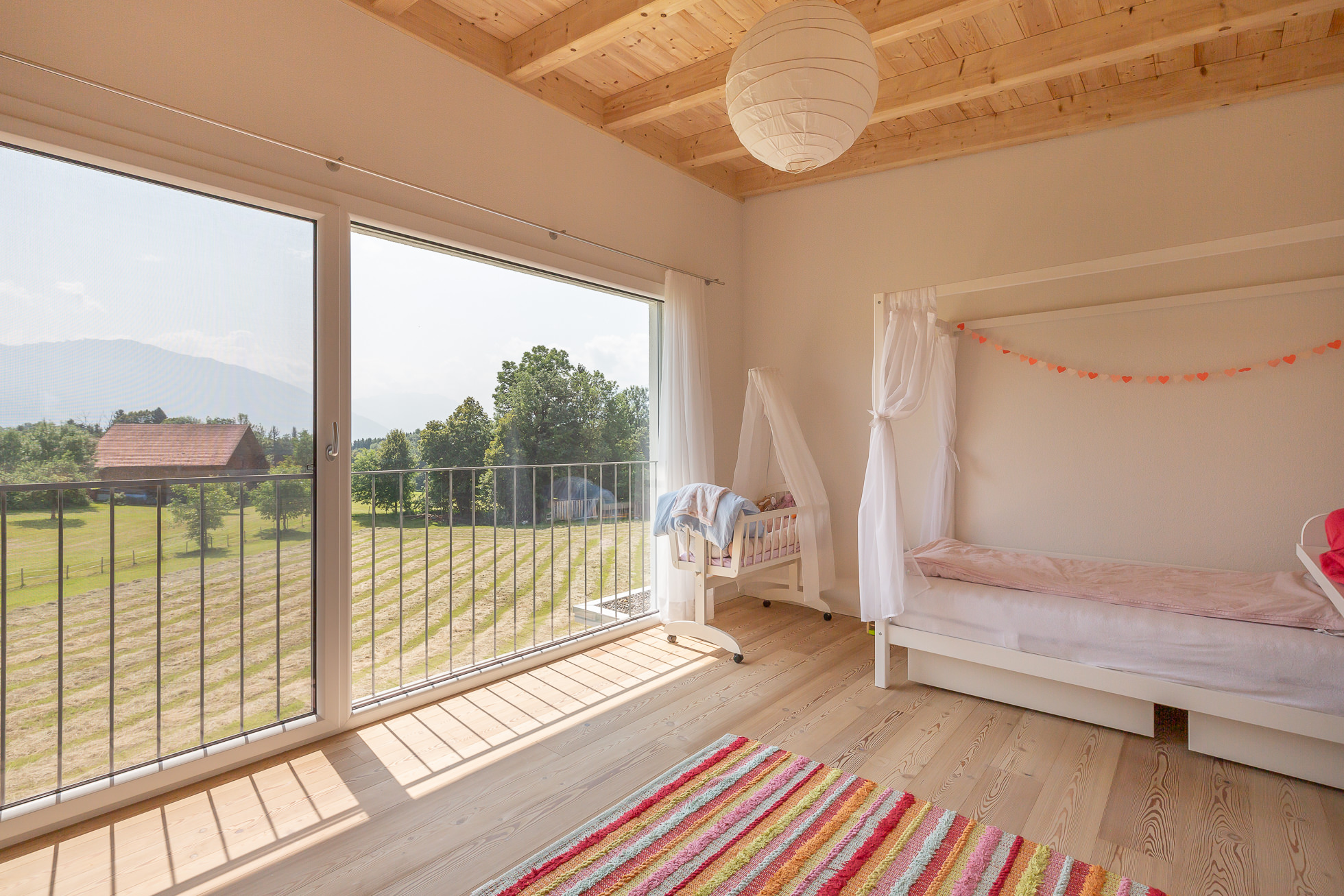 Helles Kinderzimmer mit Panoramafenster