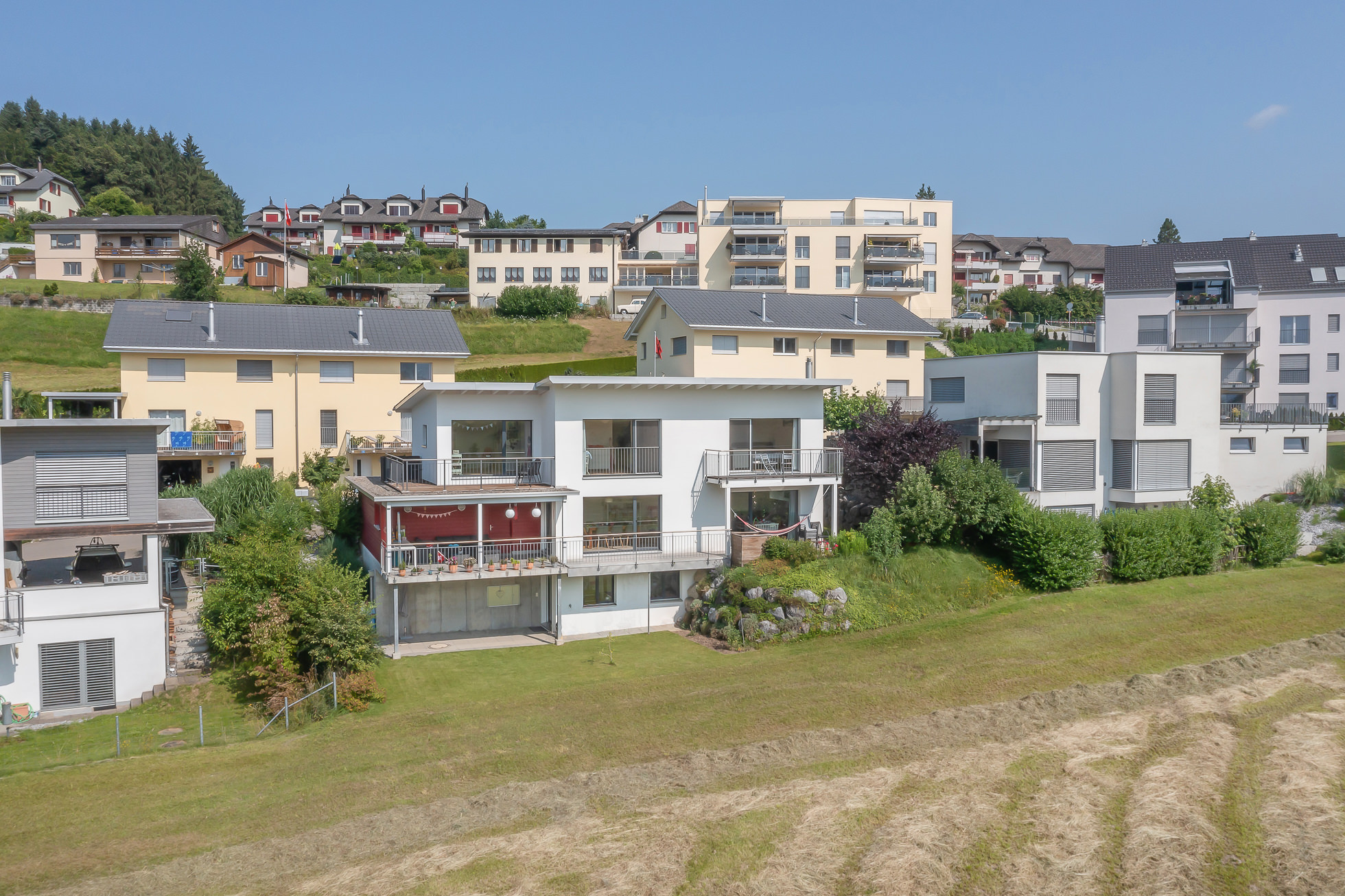 Wohnsiedlung am Hang mit Mehrfamilien- und Reihenhäusern