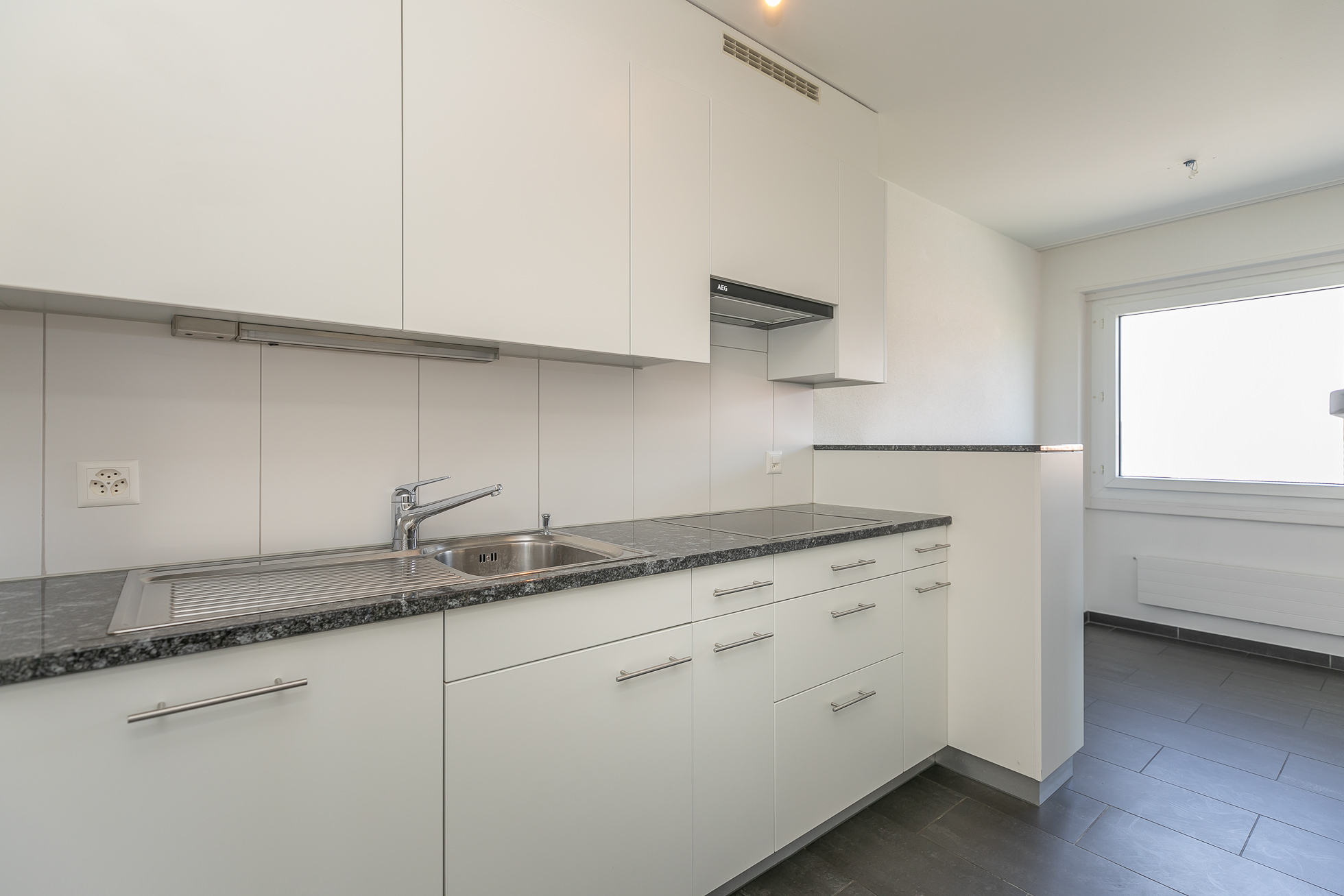 Moderne Küche mit weißer Einbauzeile