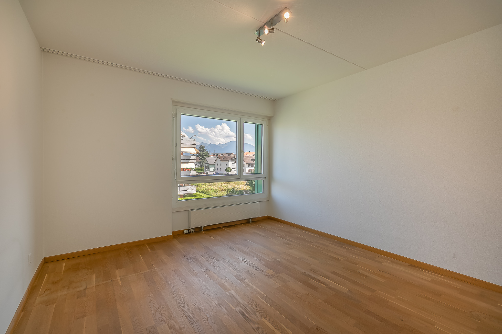 Leerer Wohnraum mit Bergblick