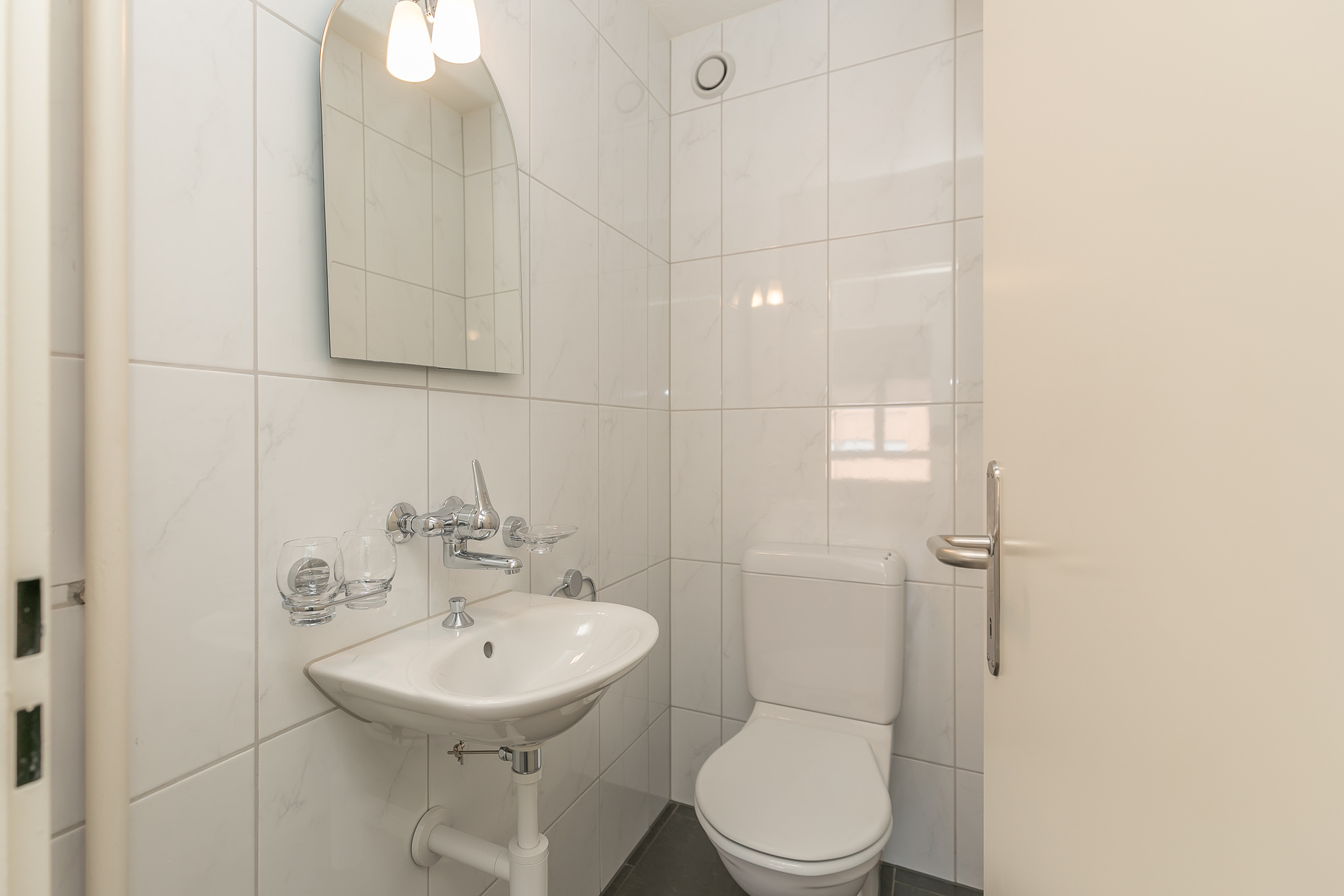 Kleines Gäste-WC mit Waschbecken und Toilette
