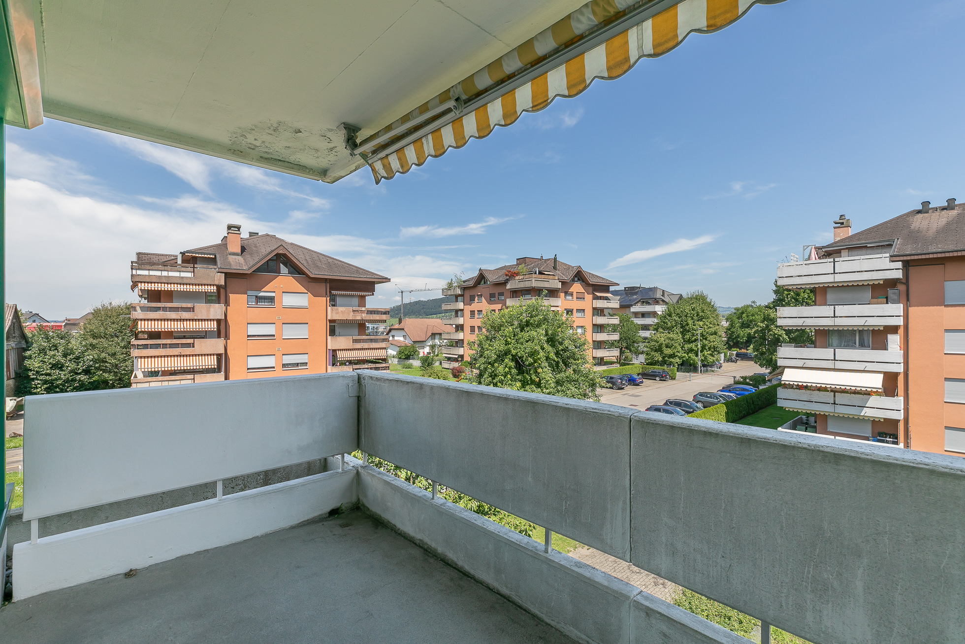 Balkon mit Wohnanlage-Blick