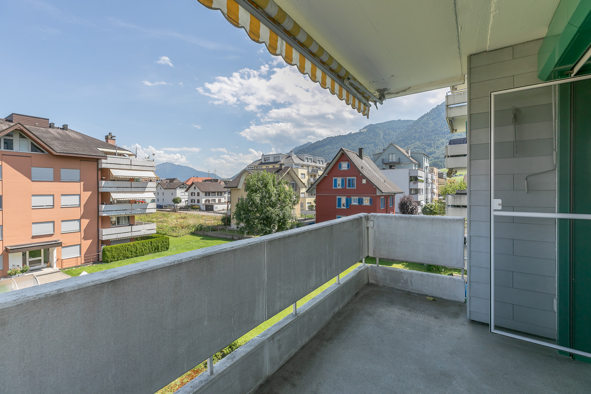Balkon mit Berg- und Wohnumfeldblick