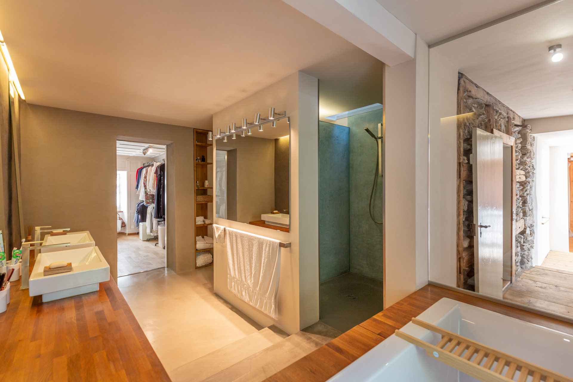 Modernes Badezimmer mit angrenzender Ankleide