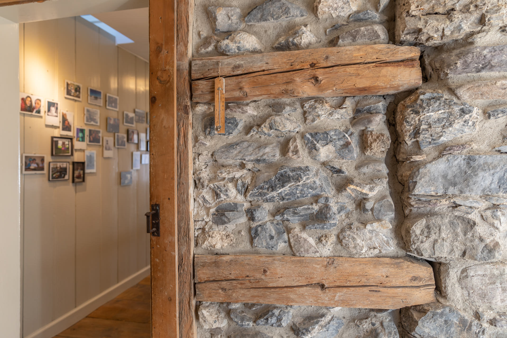 Rustikale Steinwand im Flur