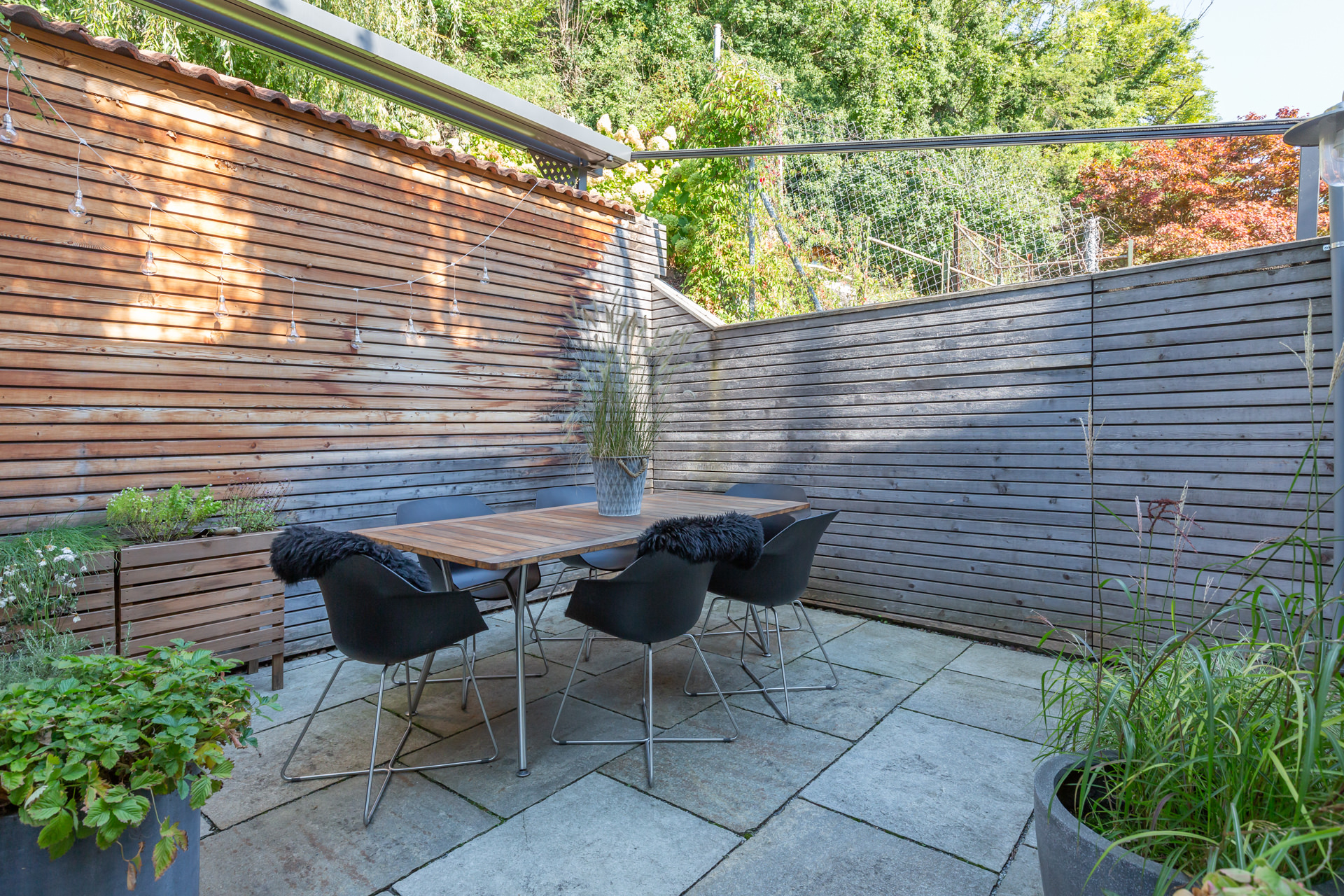 Gepflegte Terrassenlounge mit Essplatz