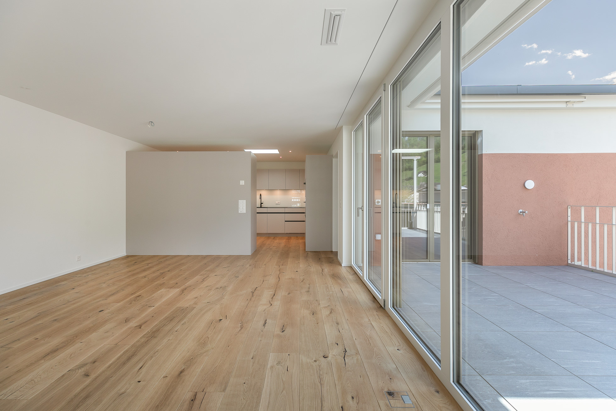 Offener Wohnbereich mit Terrasse