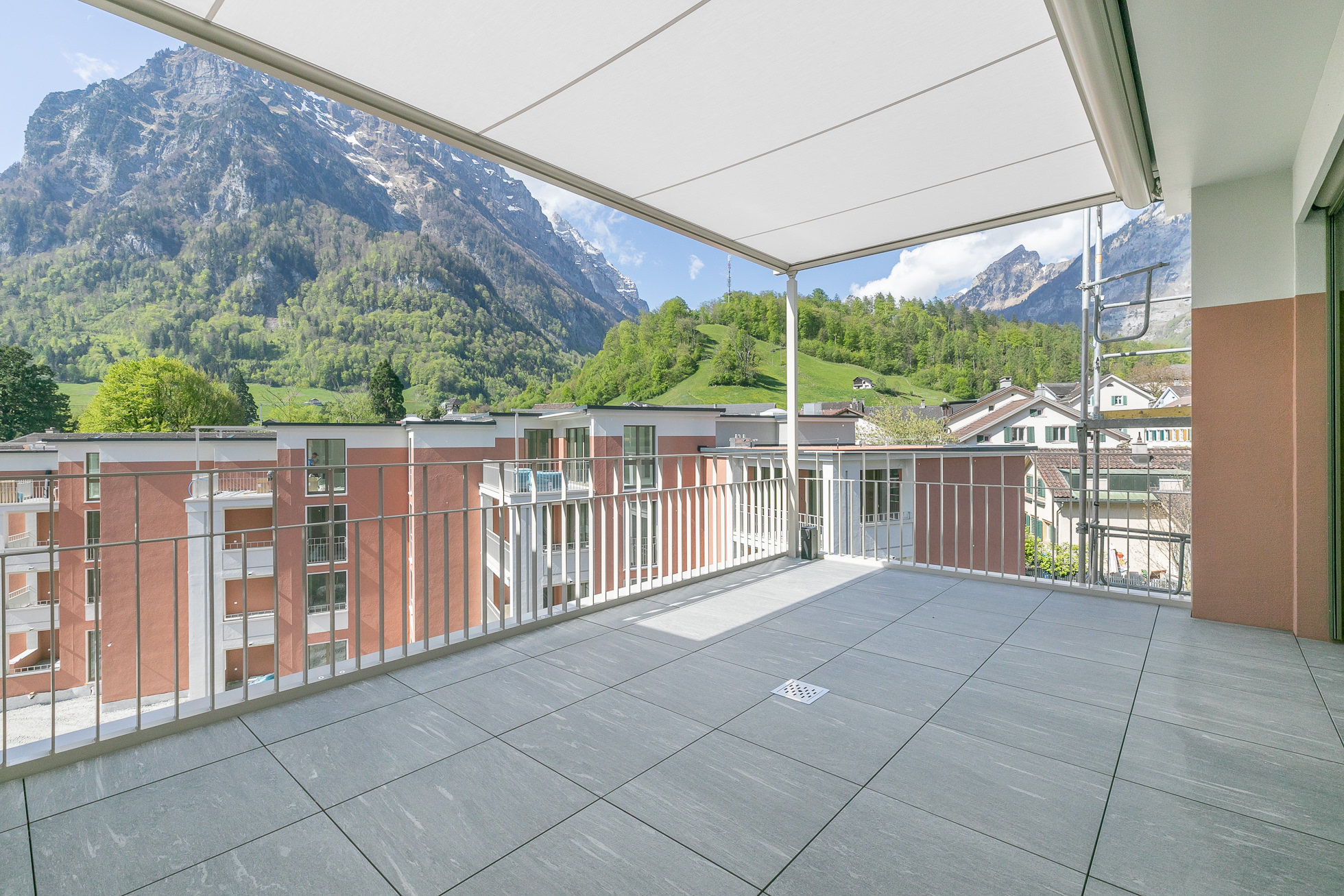 Balkon mit Bergpanorama
