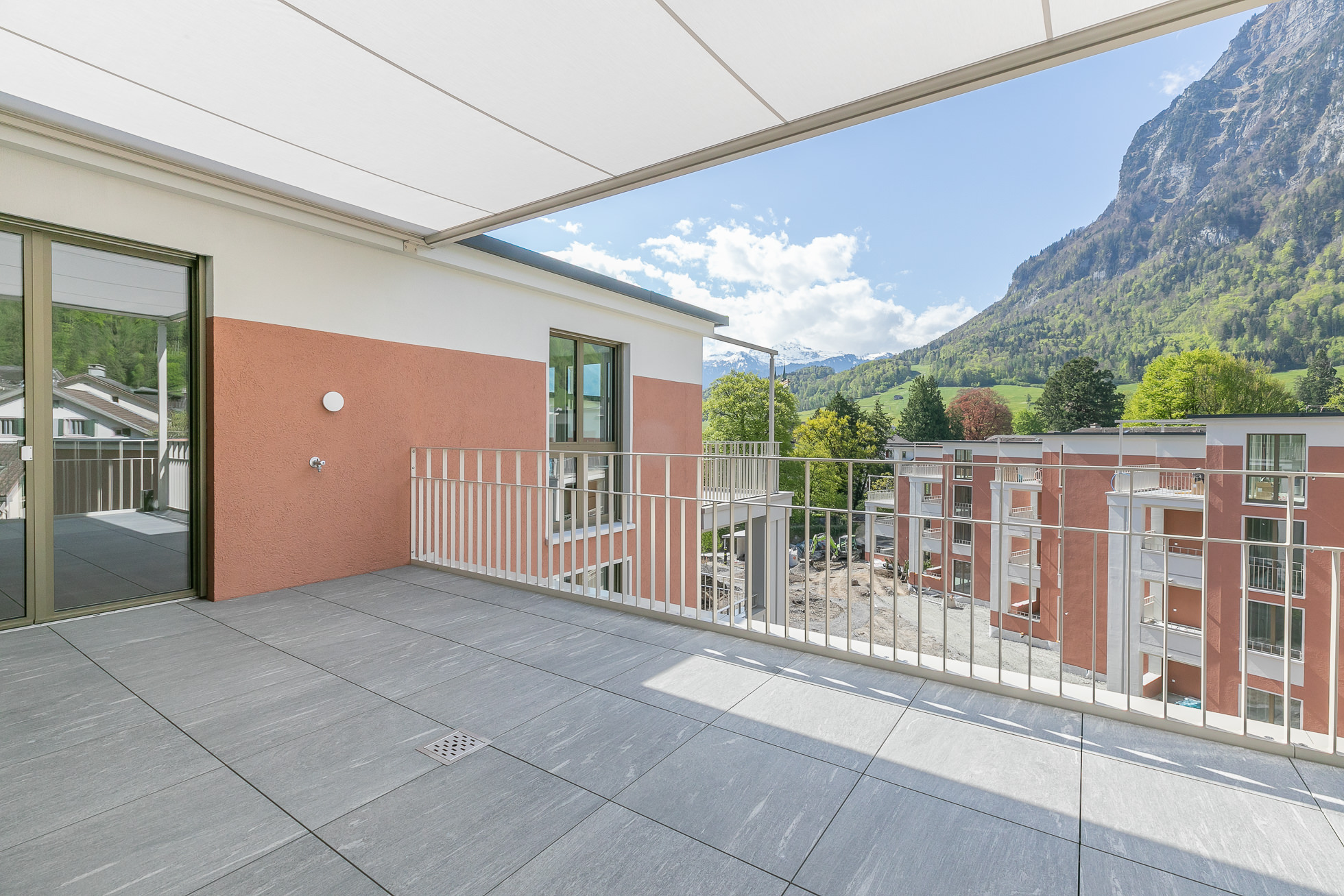 Moderne Terrasse mit Bergblick