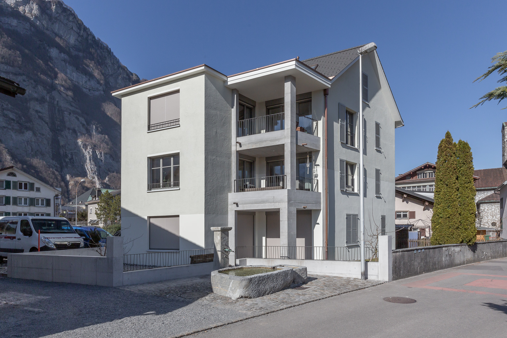 Modernes Wohnhaus mit Bergkulisse