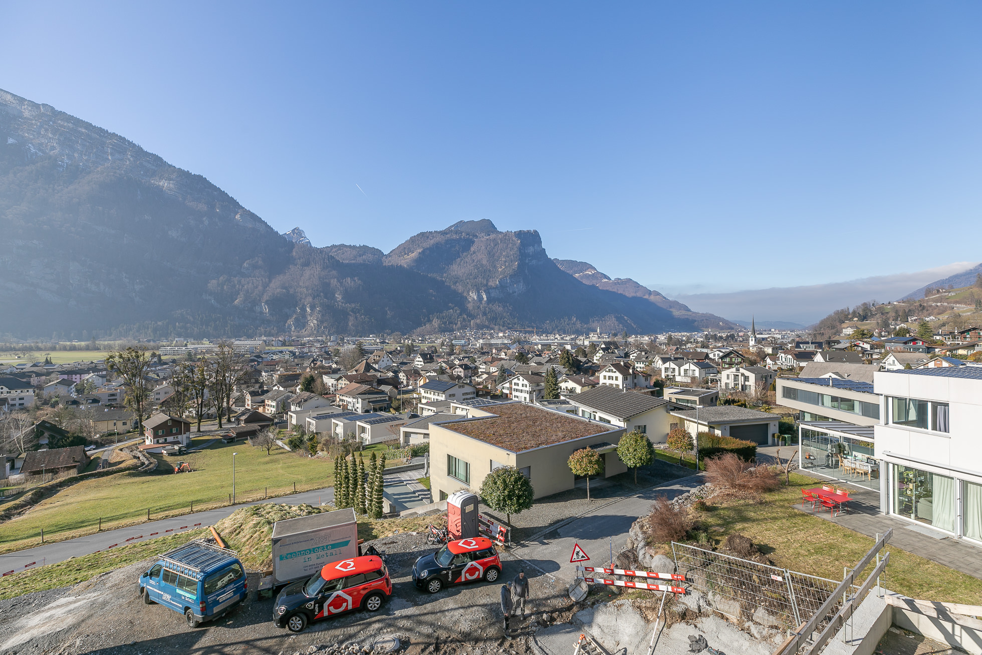 Bergpanorama über Wohngebiet