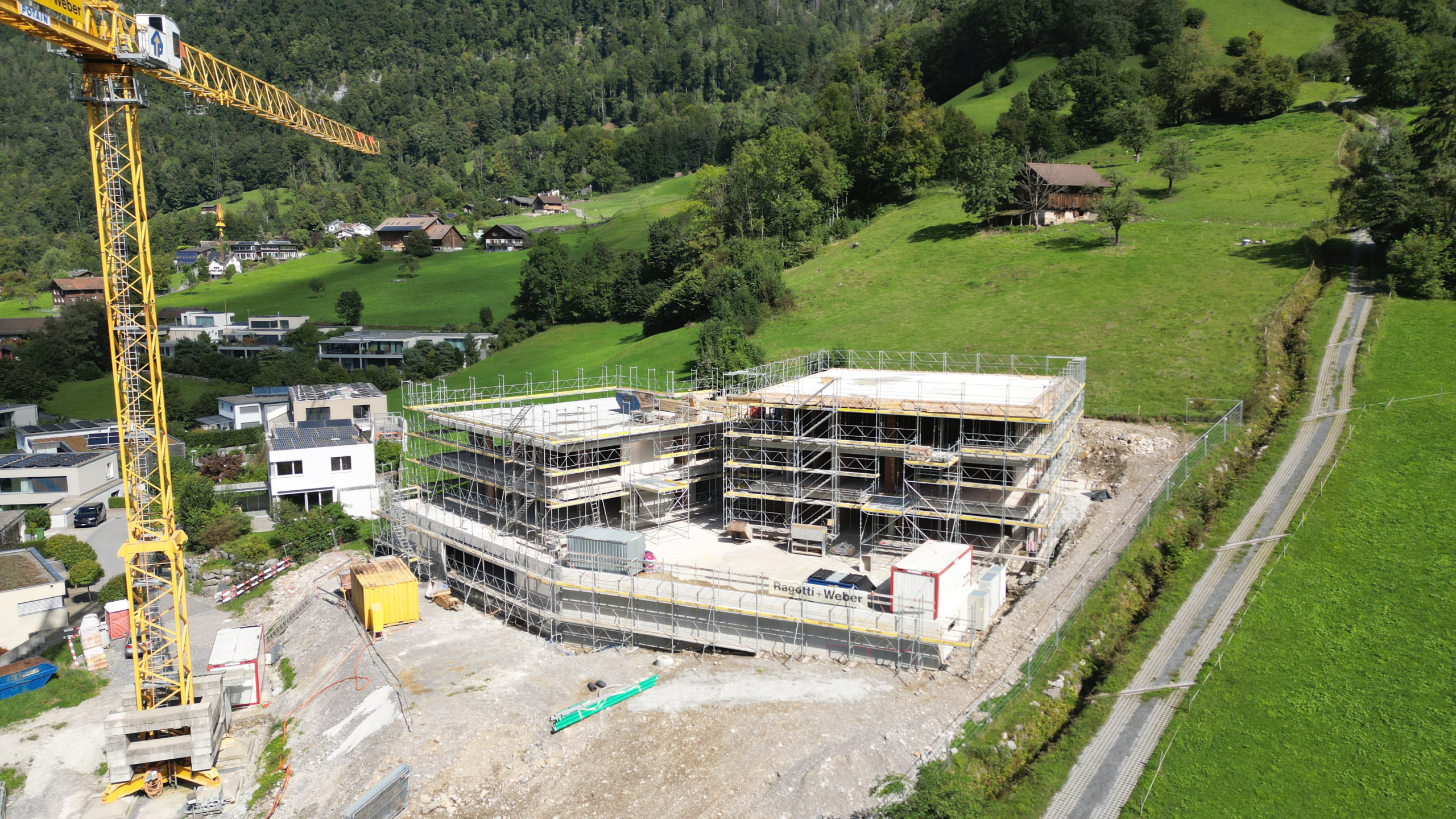 Baustelle eines Mehrfamilienhauses im Grünen
