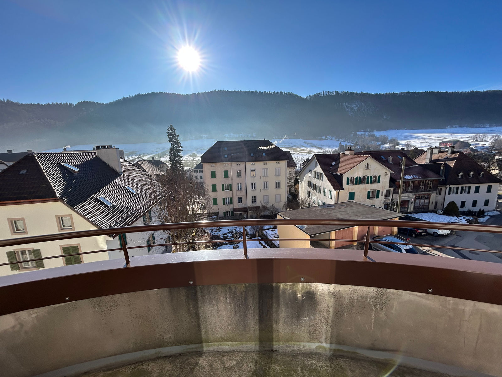 Balkon mit Berg- und Seeblick